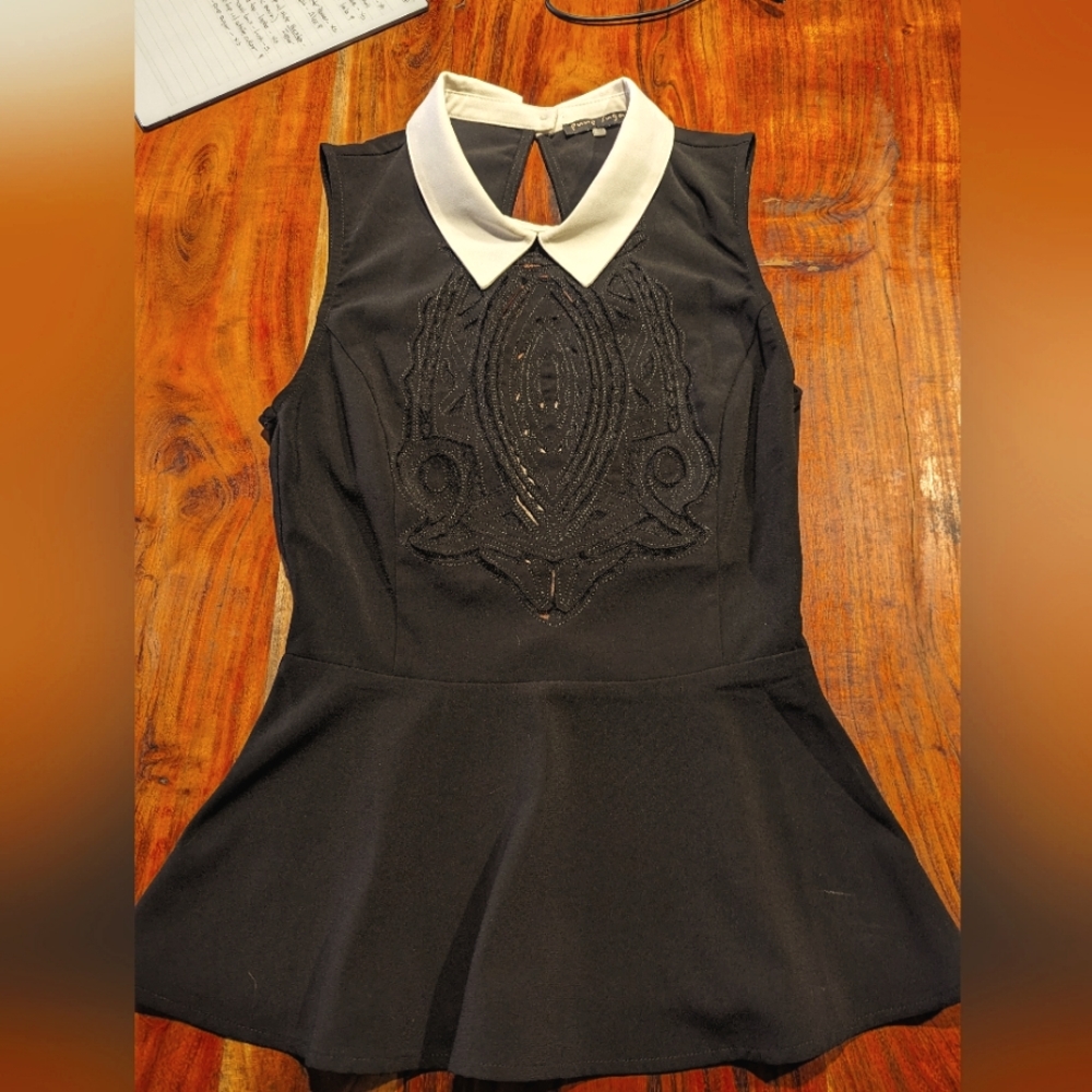 Black sleeveless top w/white collar